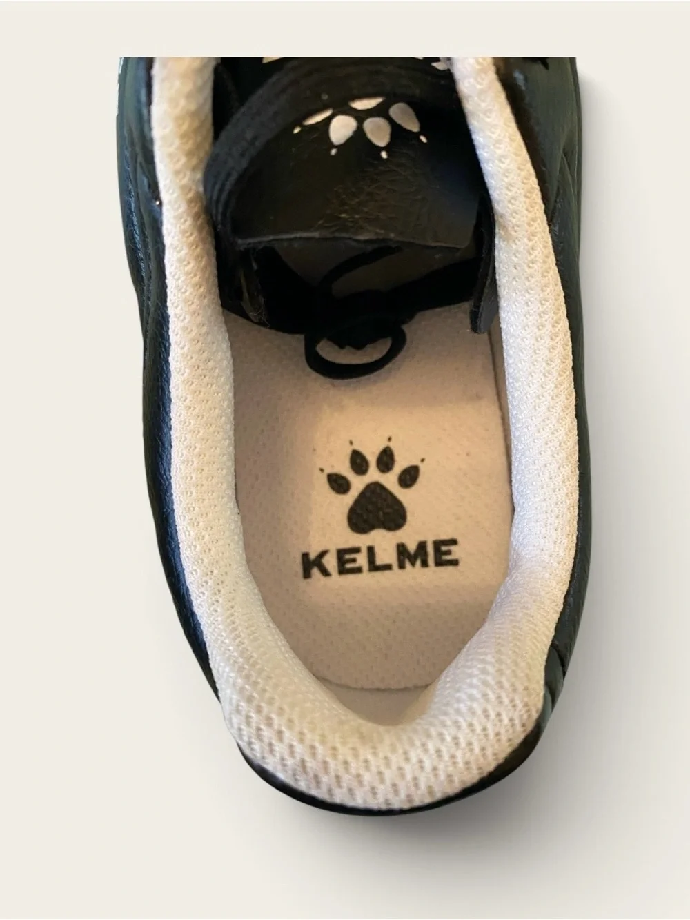 Kelme NWT Men’s Black Athletic Turf Soccer Shoes with White Accents Size 9.5
